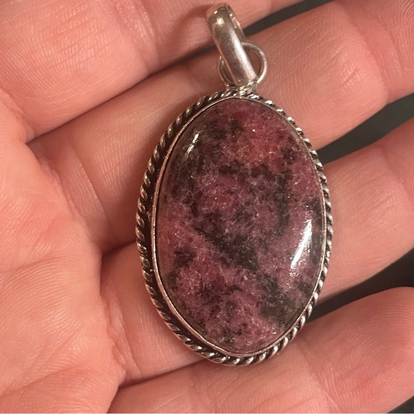 Jewelry - Rhodinite t pendant